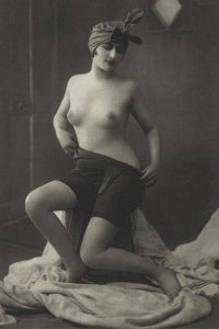 Vintage Nudes - The Intimacy of the Powder Room