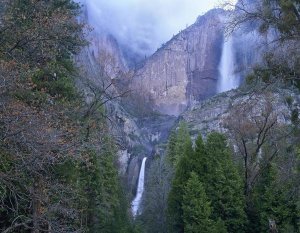 Tim Fitzharris - Yosemite Falls in spring, Yosemite National Park, California
