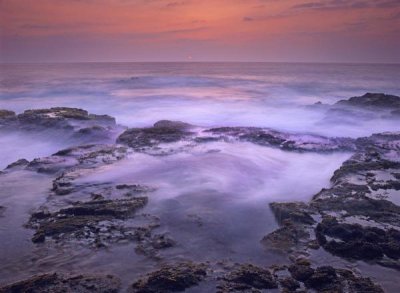 Tim Fitzharris - Ocean and lava rocks at sunset, Pu'uhonua, Hawaii
