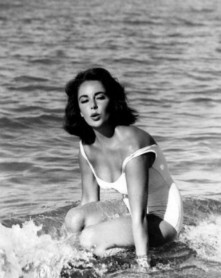 Hollywood Photo Archive - Elizabeth Taylor - In the surf