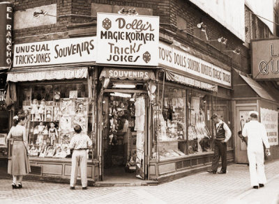Angelo Rizzuto - Dolly's Magic Korner Souvenir Shop, New York City, 1953