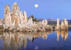 Tim Fitzharris - Full moon over Mono Lake, California