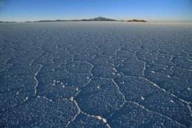 Tui De Roy - Ancient hexagonal crystallization fissures in Salar de Uyuni salt pan, Bolivia