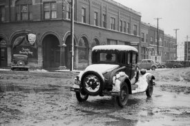 Arthur Rothstein - A muddy main street, probably Herrin, Illinois, 1939