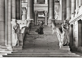 Haute Photo Collection - Dame à l'escalier (BW)