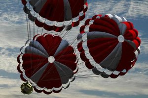 NASA - Orion descending by parachute on re-entry to Earth, Project Constellation