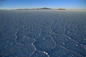Tui De Roy - Ancient hexagonal crystallization fissures in Salar de Uyuni salt pan, Bolivia
