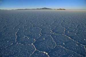 Tui De Roy - Ancient hexagonal crystallization fissures in Salar de Uyuni salt pan, Bolivia