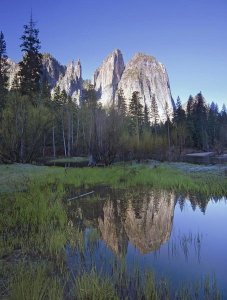 Tim Fitzharris - Cathedral Rock reflected in the Merced River, Yosemite NP, California