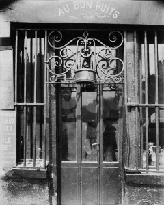 Eugène Atget - Paris, 1901 - Au bon puits, rue Michel Le Conte