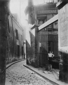 Eugène Atget - Paris, 1911 - Metalworker's Shop, passage de la Réunion