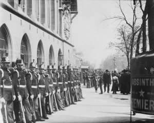 Eugène Atget - Paris, 1898-1900 - Republican Guards in front of the Palais de Justice