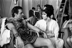 Hollywood Photo Archive - Behind the Scenes - Elizabeth Taylor - Cleopatra