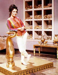 Hollywood Photo Archive - Elizabeth Taylor - Cleopatra - On Set in Street Clothes
