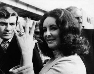 Hollywood Photo Archive - Elizabeth Taylor and her Diamond Ring