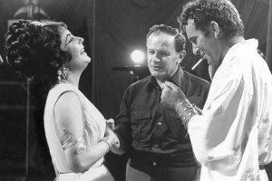 Hollywood Photo Archive - Cleopatra - Elizabeth Taylor on set with Richard Burton and Joseph Mankiewicz