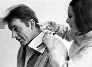 Hollywood Photo Archive - Elizabeth Taylor trims Richard Burton's hair