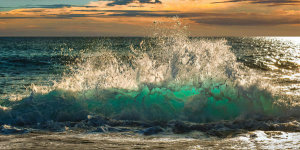 Pangea Images - Wave crashing on the beach, Kauai Island, Hawaii (detail)