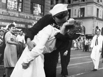 Victor Jorgensen - Kissing the War Goodbye in Times Square, 1945, I