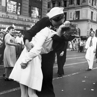 Victor Jorgensen - Kissing the War Goodbye in Times Square, 1945, II