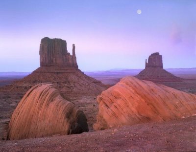 Tim Fitzharris - Moon over mittens, Monument Valley, Arizona