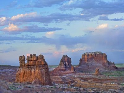 Tim Fitzharris - Eroded buttes in desert, Bryce Canyon National Park, Utah