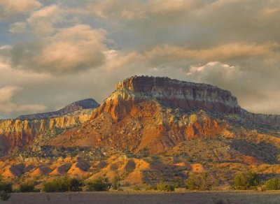 Tim Fitzharris - Sandstone butte showing sedimentary rock layers, New Mexico