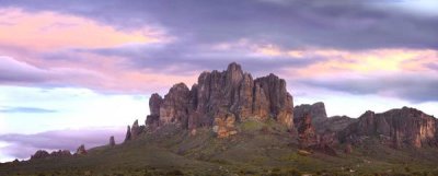 Tim Fitzharris - Panoramic view of the Superstition Mountains at sunset, Arizona