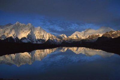 Colin Monteath - Panoramic view from Mt Makalu to Mt Everest at dawn, Khama Valley, Tibet