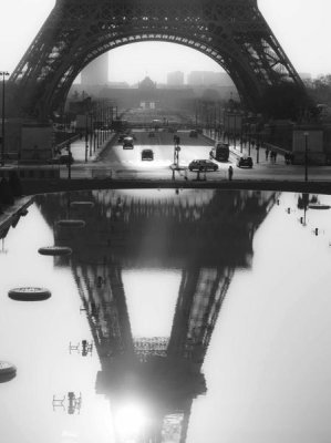 Michel Setboun - The Eiffel tower reflected, Paris