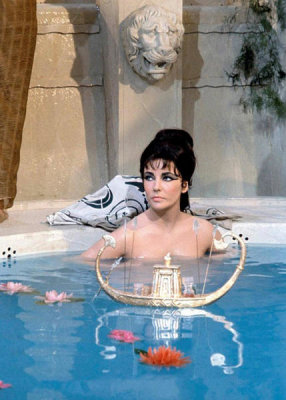 Hollywood Photo Archive - Elizabeth Taylor - Cleopatra