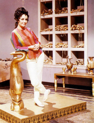 Hollywood Photo Archive - Elizabeth Taylor - Cleopatra - On Set in Street Clothes