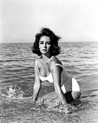 Hollywood Photo Archive - Elizabeth Taylor - In the surf