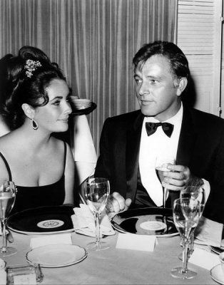 Hollywood Photo Archive - Elizabeth Taylor and Richard Burton