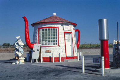 John Margolies - Teapot Dome gas station, Zillah, Washington