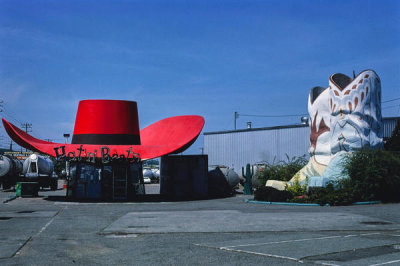 John Margolies - Hat n' Boots gas station, Route 99, Seattle, Washington