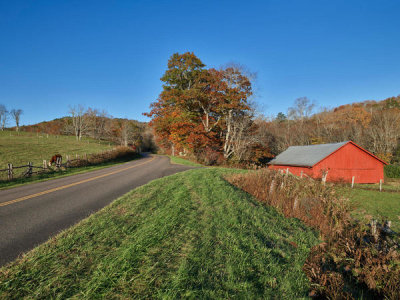 Carol Highsmith - Red barn along the southern reaches of the Blue Ridge Parkway, North Carolina, 2017