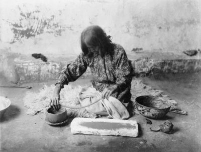 Edward S. Curtis - Zuni potter, ca. 1903