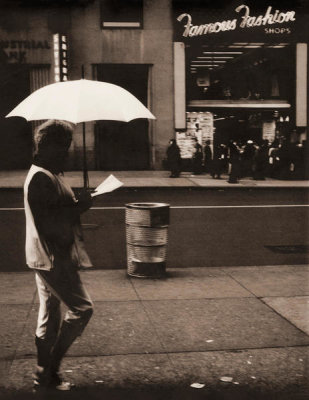 Angelo Rizzuto - A rainy stroll in New York City, 1956